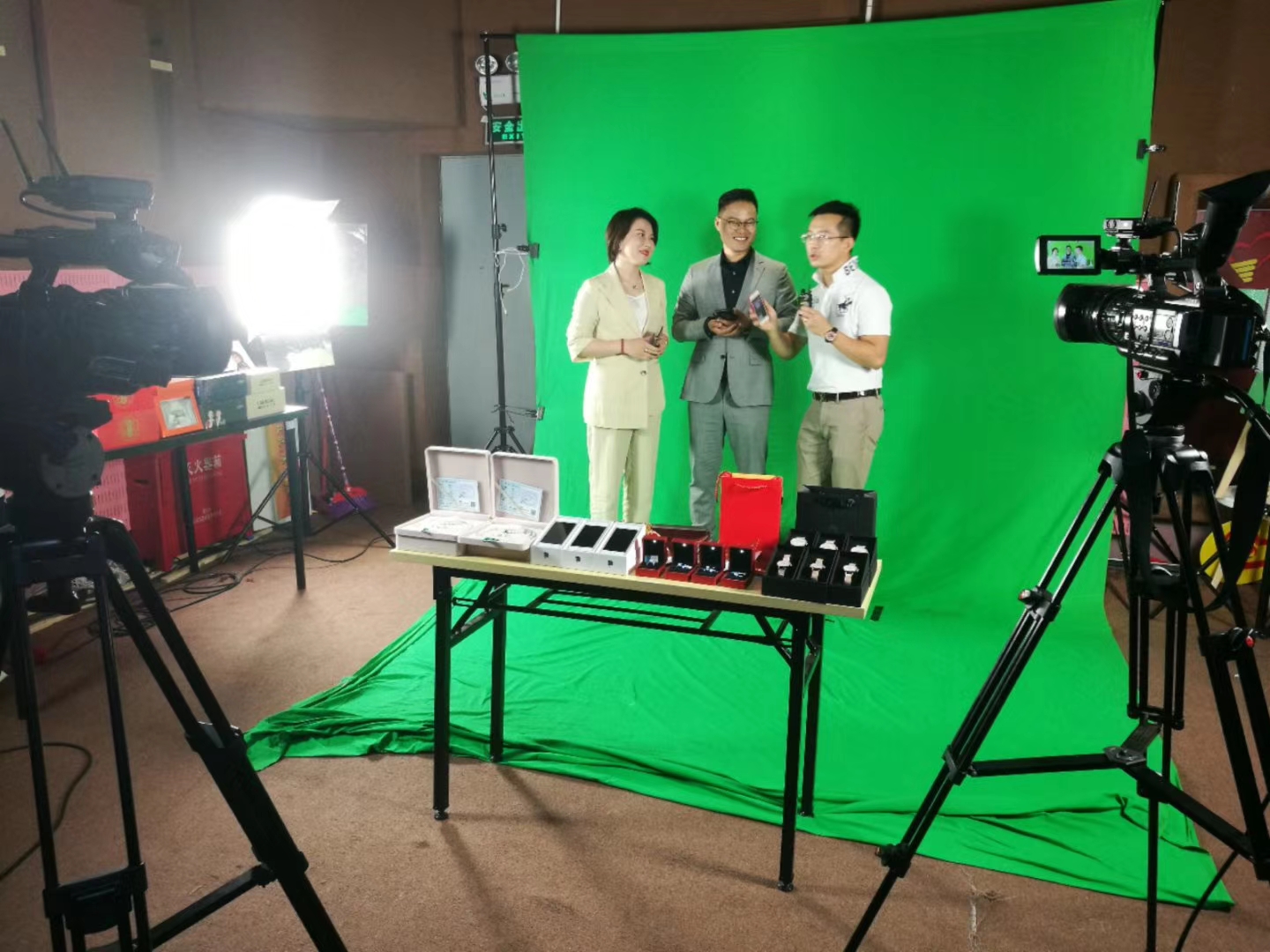 電視臺演播大廳500平方，配套綠布摳像虛擬演播，實時效果LED大屏展播，燈光音響同步，這樣的線上現(xiàn)場直播全方位立體，線上